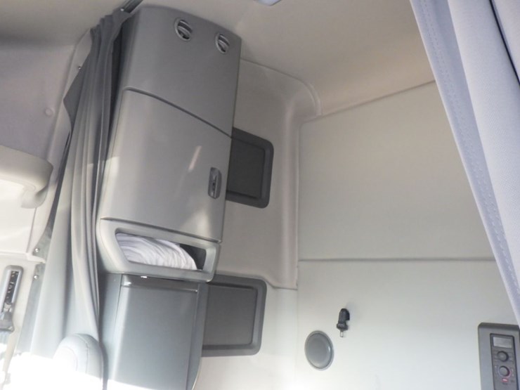 2023-volvo-vnl-760-image-18