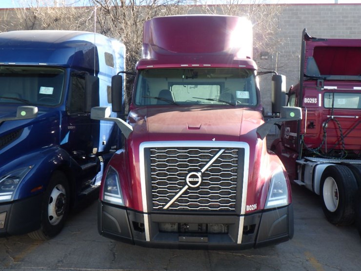 2021-volvo-vnl-300-image-2