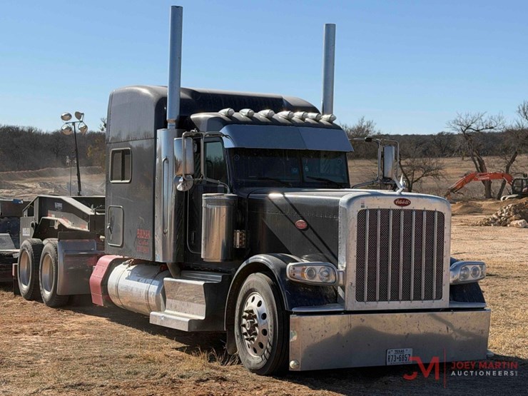 2021-peterbilt-389-image-1