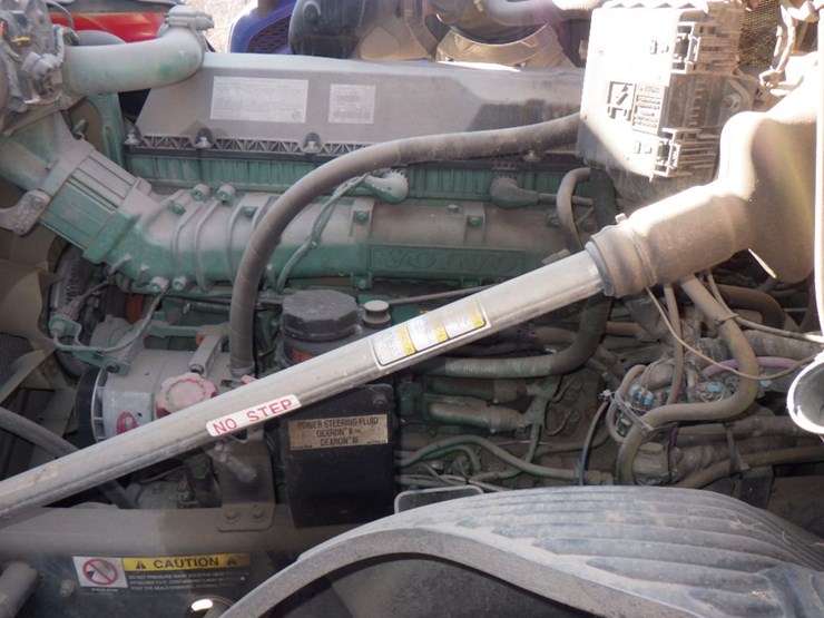 2021-volvo-vnl-300-image-18