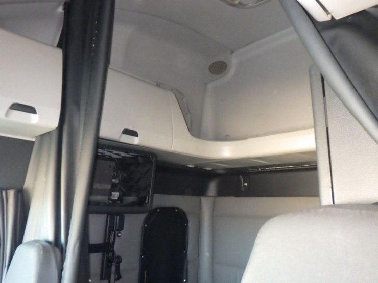 2022-freightliner-cascadia-126-image-19