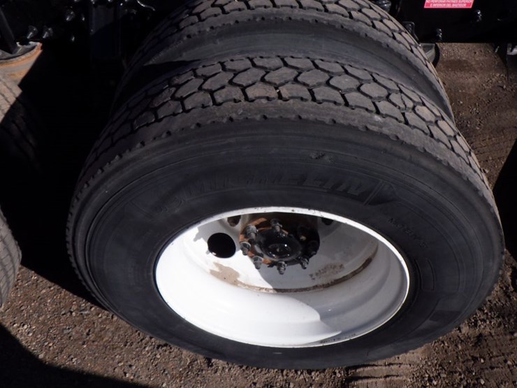 2022-volvo-vnl-300-image-16