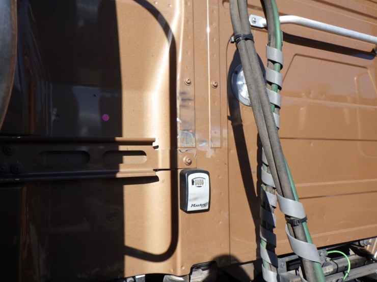 2022-volvo-vnl-760-image-17