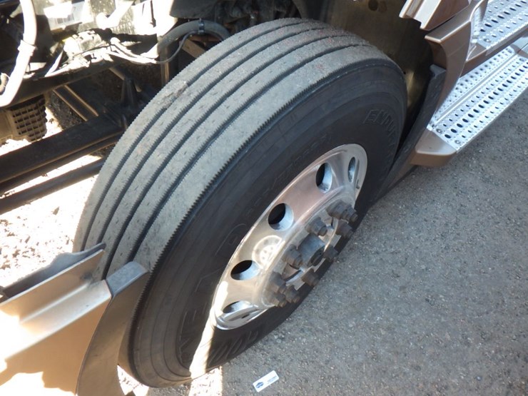 2023-freightliner-cascadia-126-image-25