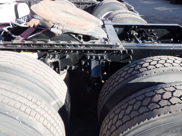 2022-volvo-vnl-300-image-17