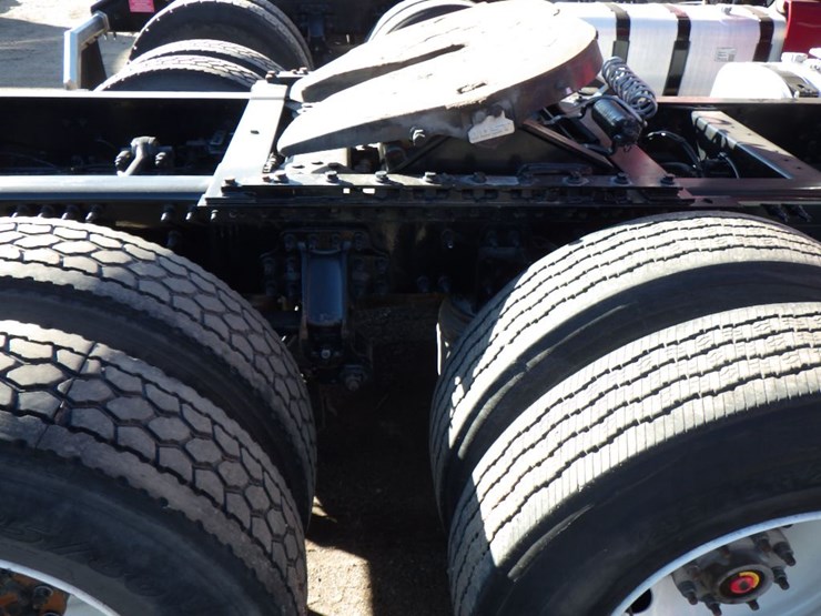 2022-volvo-vnl-300-image-9