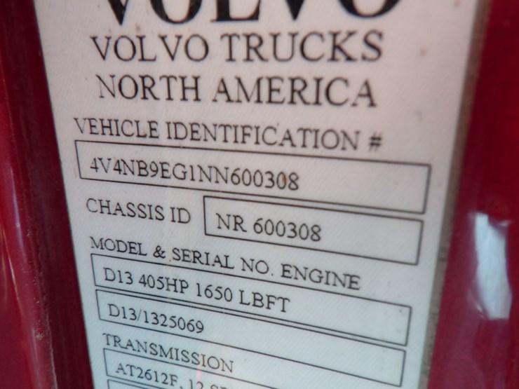 2022-volvo-vnl-300-image-21