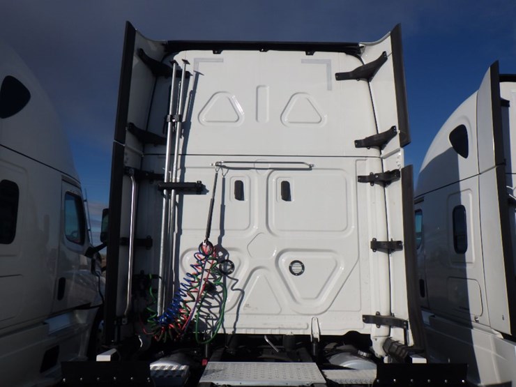 2022-freightliner-cascadia-126-image-13