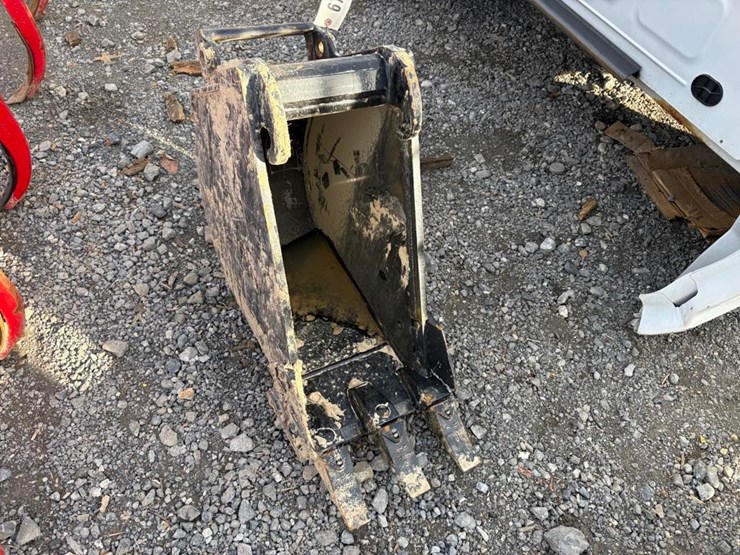 x-change-bucket-for-a-bobcat-excavator-image-3