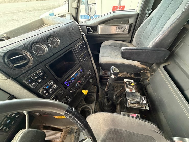 2016-caterpillar-ct660s-image-17