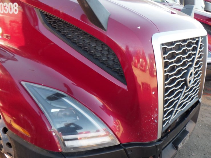 2022-volvo-vnl-300-image-5