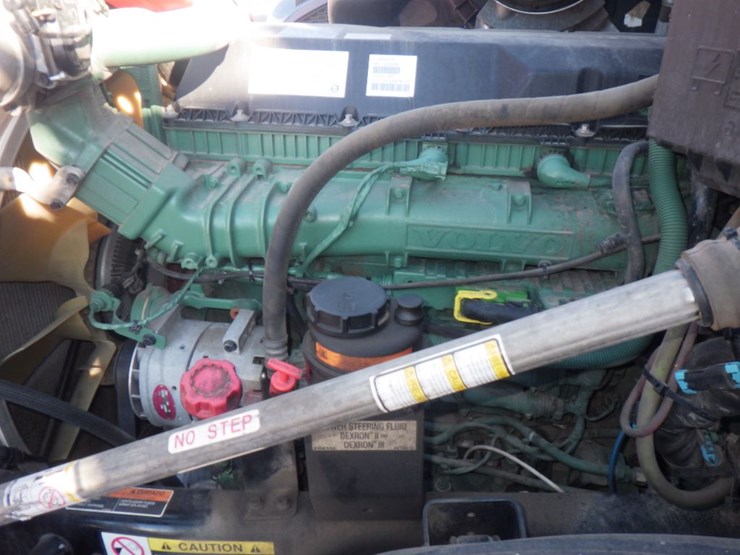 2021-volvo-vnl-300-image-16