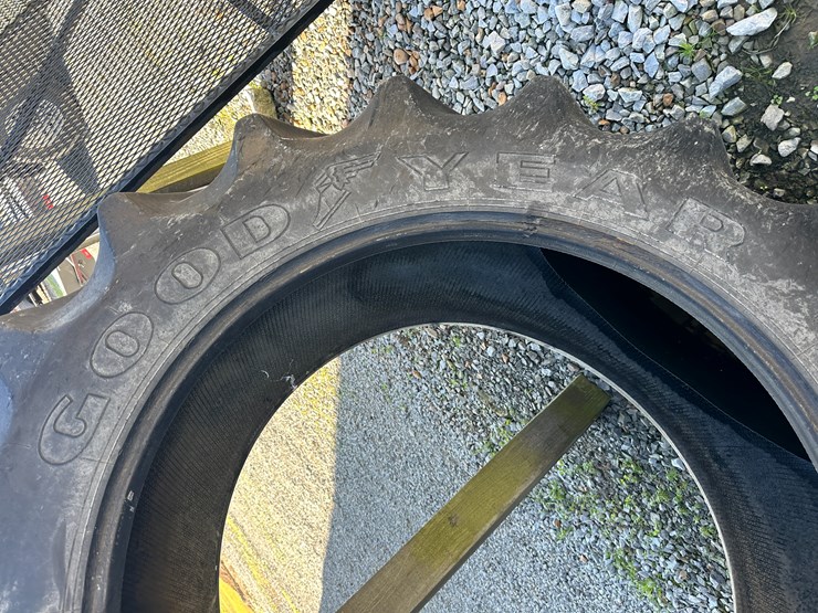 #35803-•-520/85r42-tractor-tire-image-3