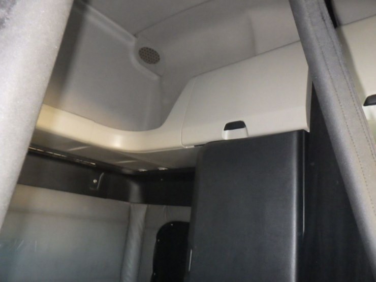 2022-freightliner-cascadia-126-image-4