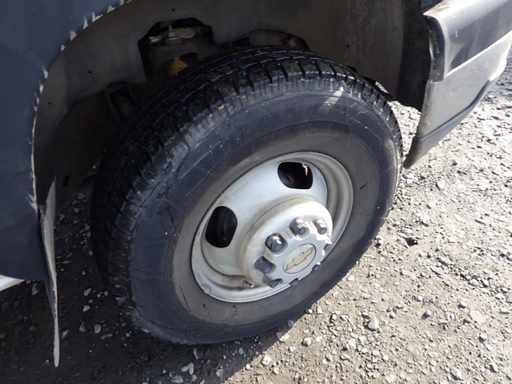 2005-chevrolet-3500-image-33