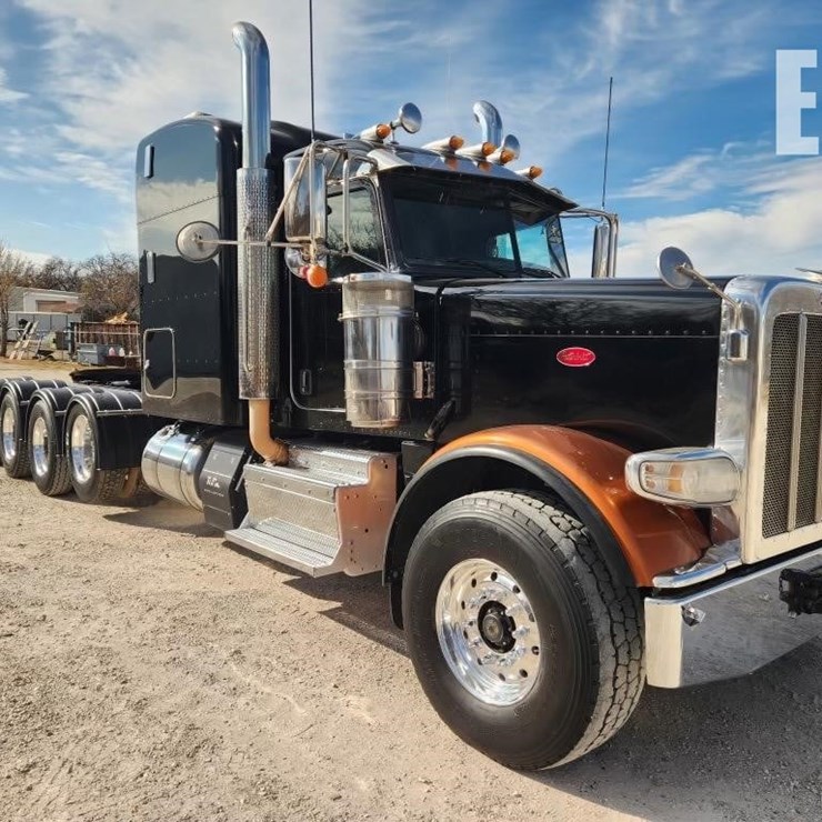 2016 PETERBILT 389