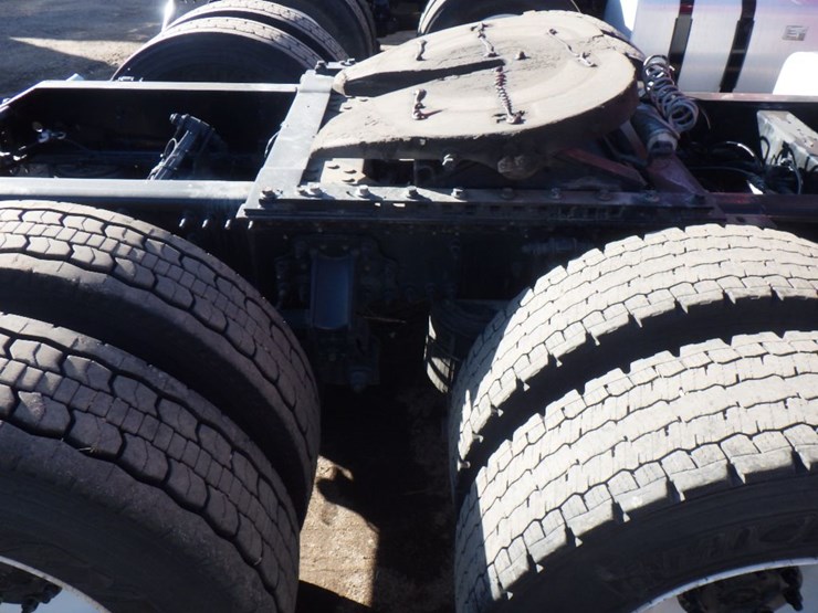 2022-volvo-vnl-300-image-4