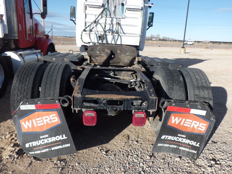 2009-freightliner-cascadia-125-image-10