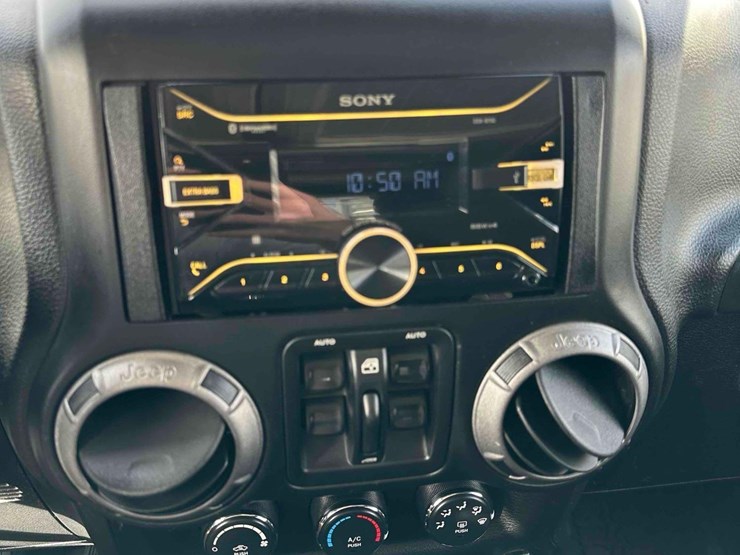 2013-jeep-wrangler-sport-image-17