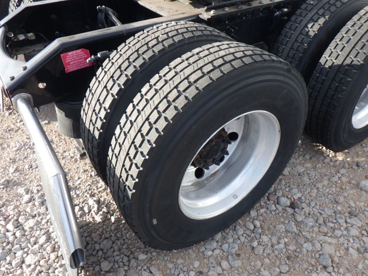 2022-volvo-vnl-860-image-10