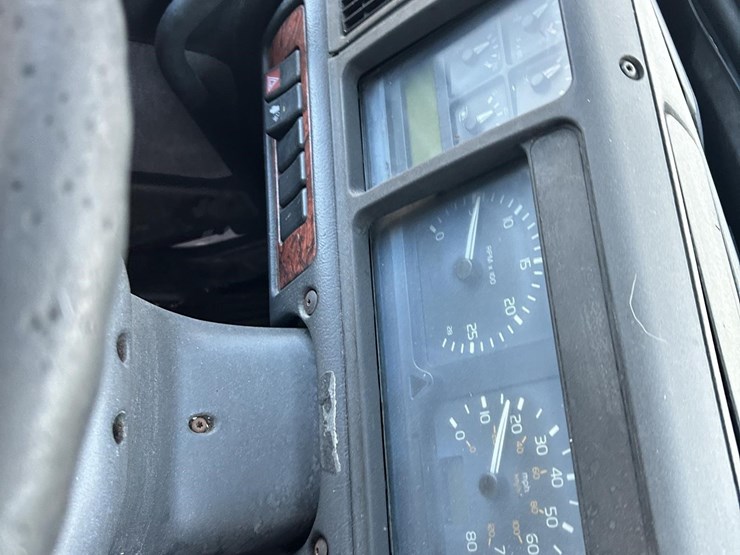 1999-volvo-vnl64t770-image-17