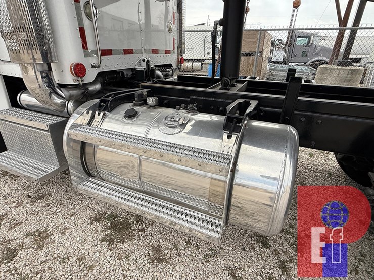 2014-peterbilt-388-image-10