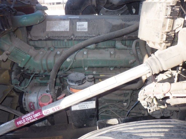 2021-volvo-vnl-300-image-18