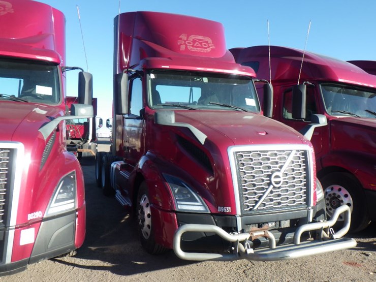 2021-volvo-vnl-300-image-3