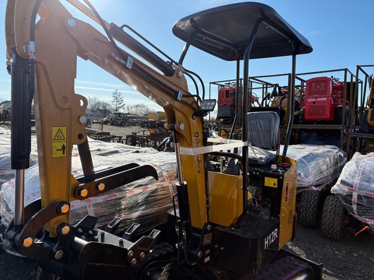 agt-h12r-mini-excavator-image-2
