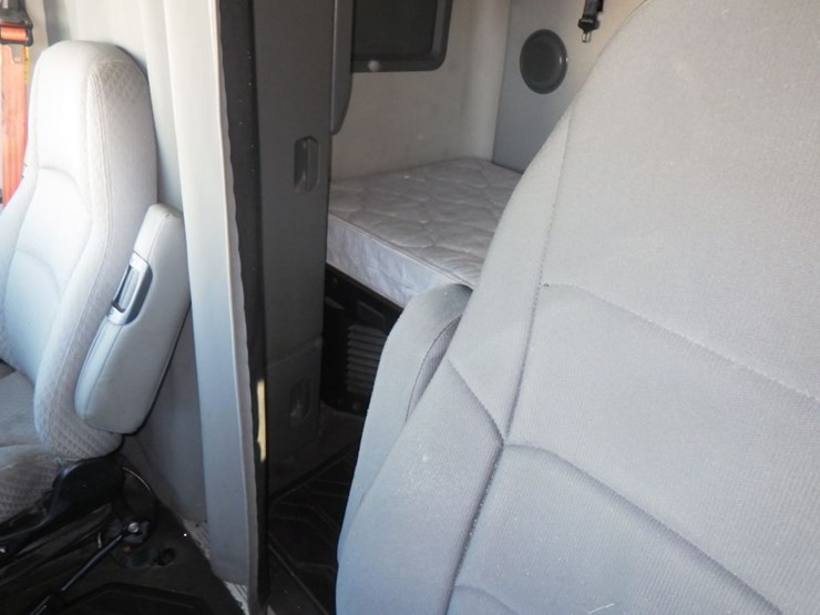 2020-volvo-vnl-760-image-19