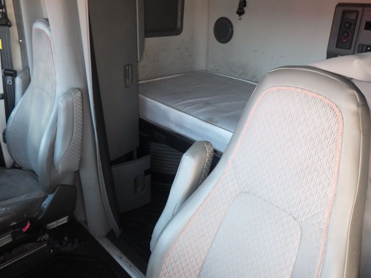 2022-volvo-vnl-760-image-19