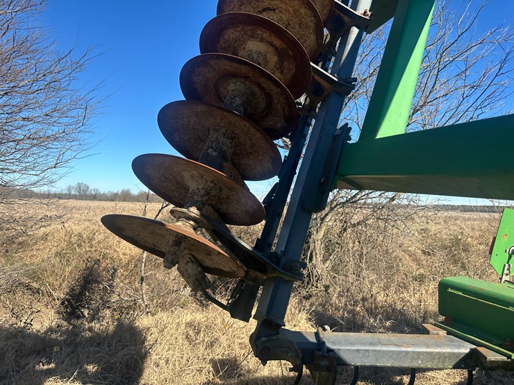 john-deere-32-image-44