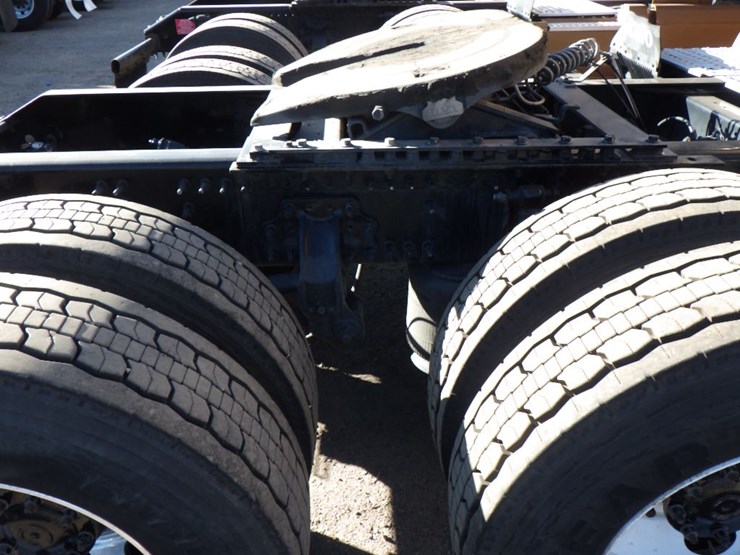 2022-volvo-vnl-760-image-9