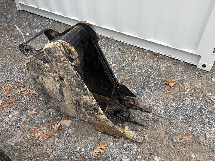 x-change-bucket-for-a-bobcat-excavator-image-1