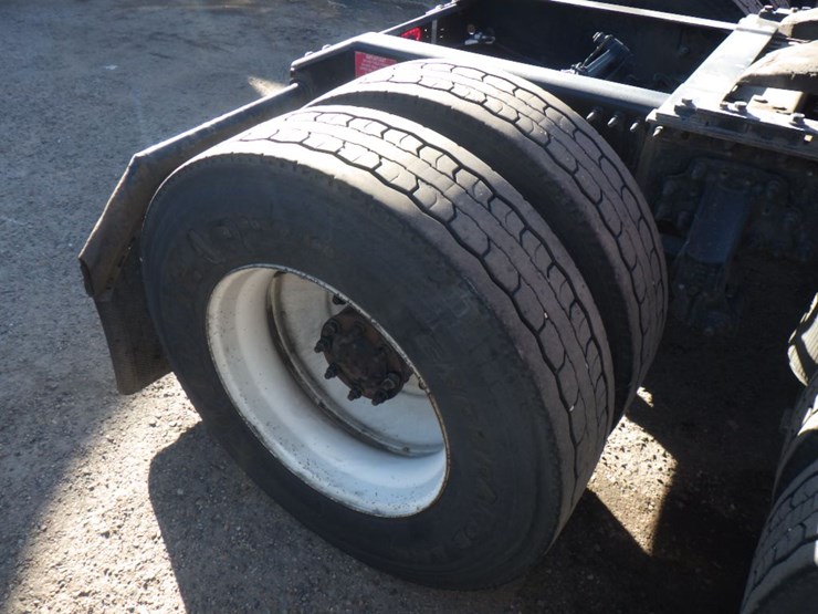 2022-volvo-vnl-300-image-6