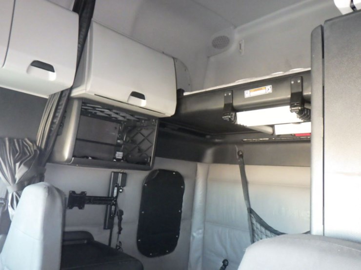 2022-freightliner-cascadia-126-image-21