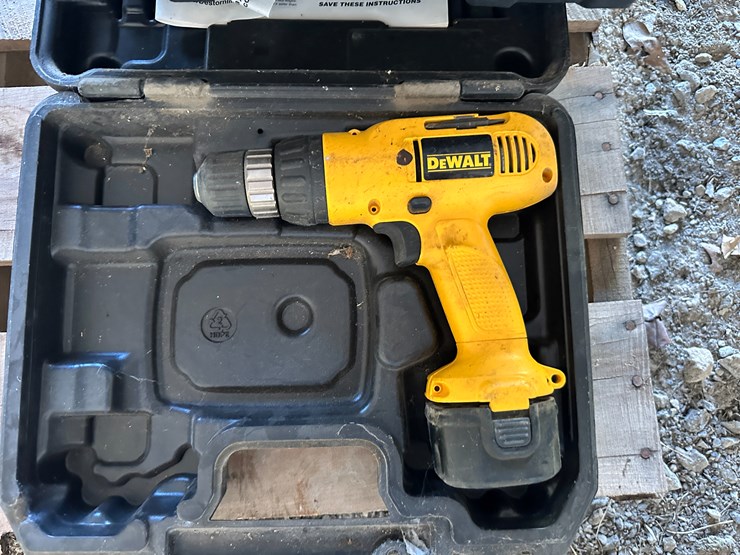 #35869-•-dewalt-(2)-drills-&-circular-saw-image-2