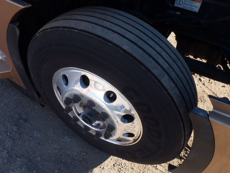 2023-freightliner-cascadia-126-image-28