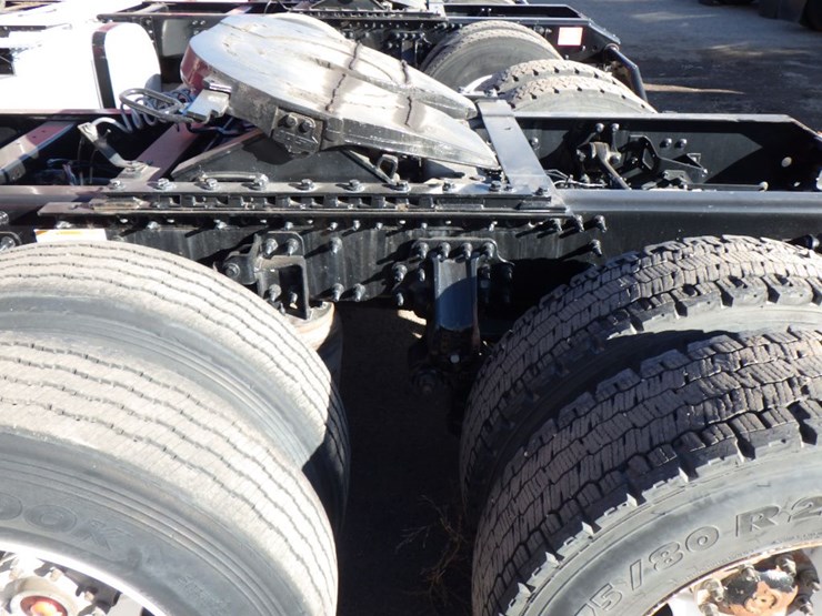 2022-volvo-vnl-300-image-13