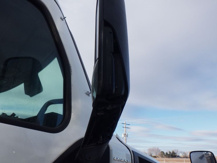 2022-freightliner-cascadia-126-image-4