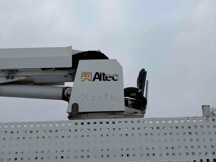 2011-international-digger-derrick-truck-image-7