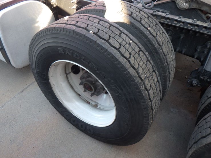 2021-volvo-vnl-300-image-11