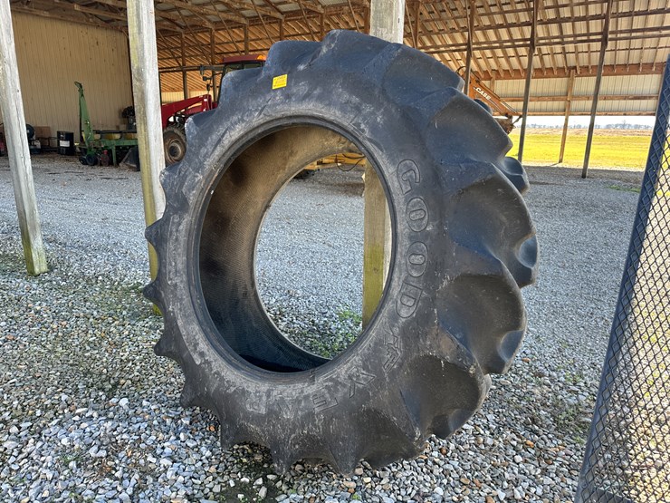 #35803-•-520/85r42-tractor-tire-image-1