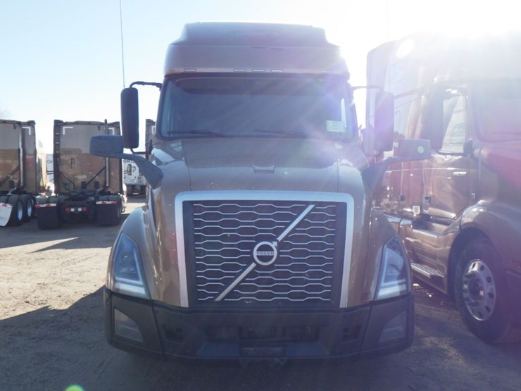 2022-volvo-vnl-760-image-2