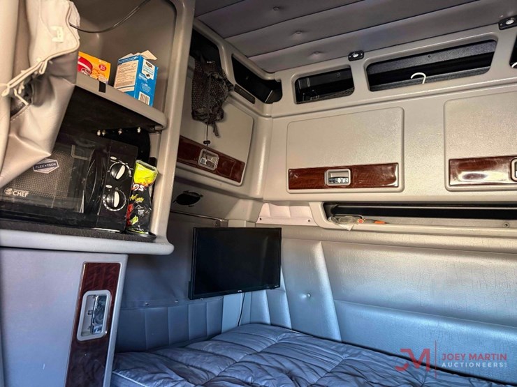 2021-peterbilt-389-image-45