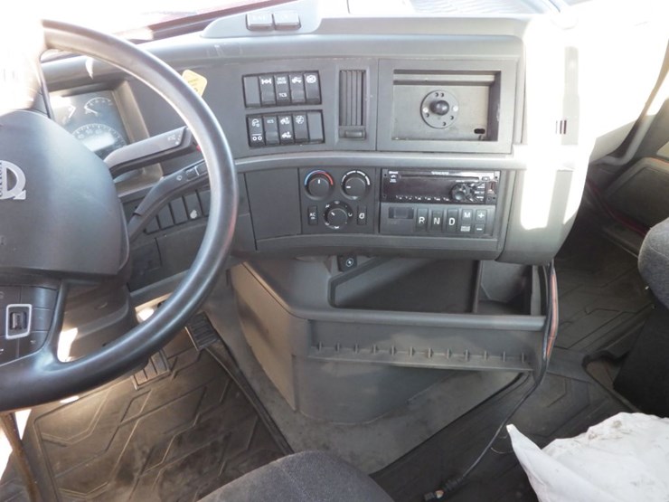 2021-volvo-vnl-300-image-23