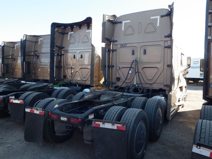 2023-freightliner-cascadia-126-image-10