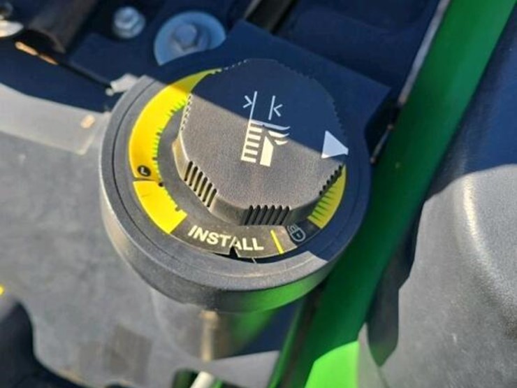 2016-john-deere-1025r-image-13