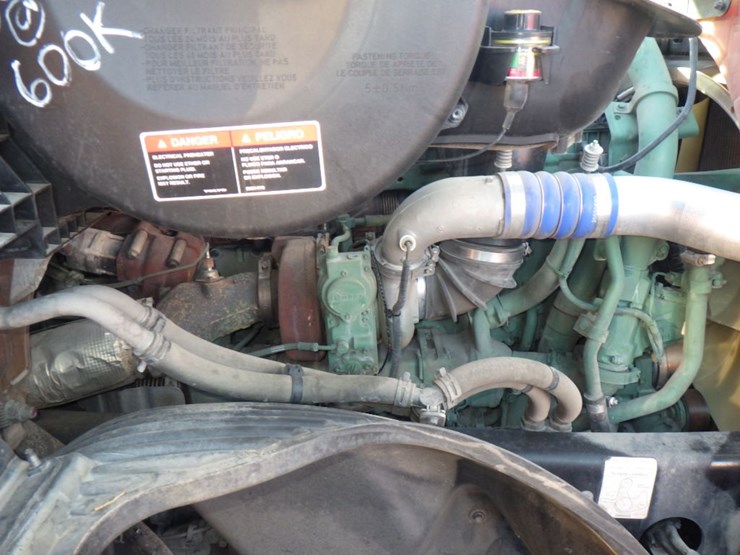 2022-volvo-vnl-300-image-23