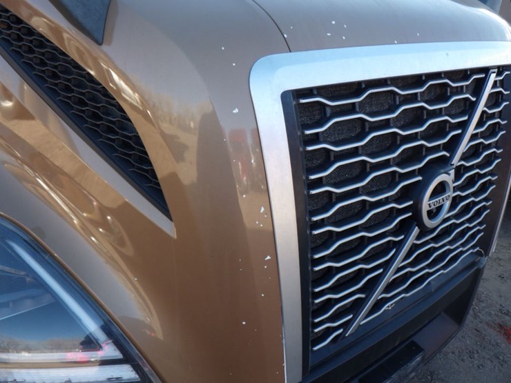 2022-volvo-vnl-760-image-4